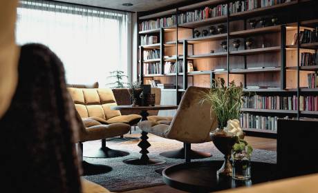 Lounge in der HOCHKÖNIGIN mit Bibliothek und gemütlichen Sitzmöglichkeiten in der HOCHKÖNIGIN